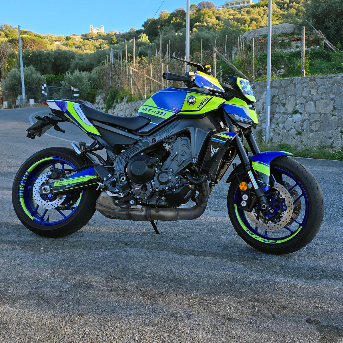 Yamaha MT-09 con kit adesivi protettivi personalizzati applicati su carene
