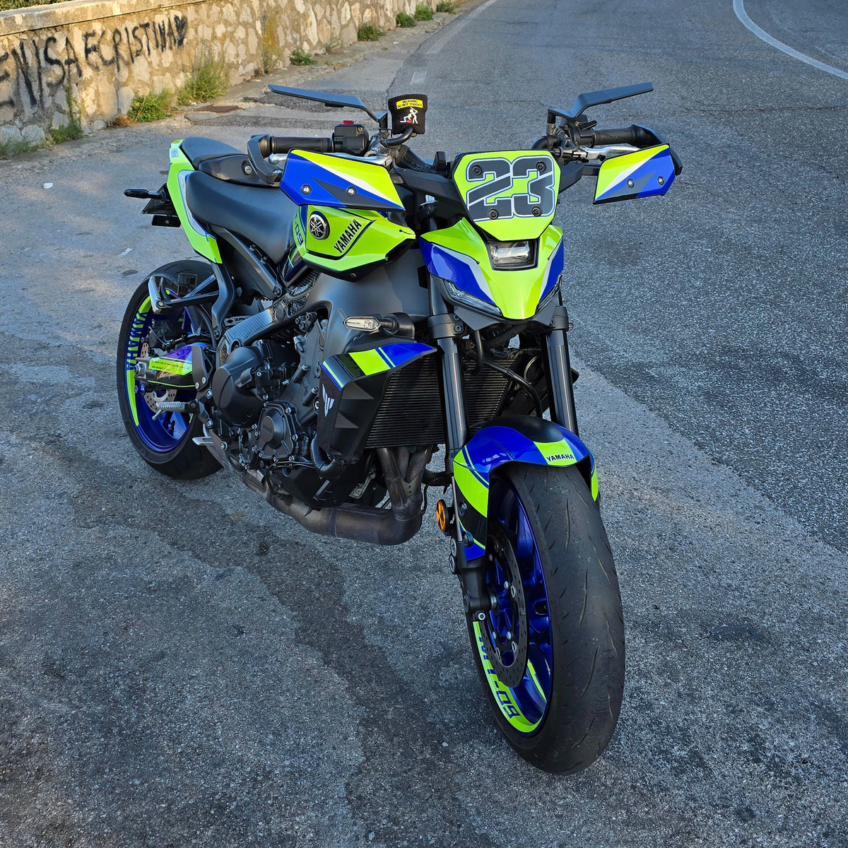 Yamaha MT-09 con kit adesivi protettivi personalizzati applicati su carene